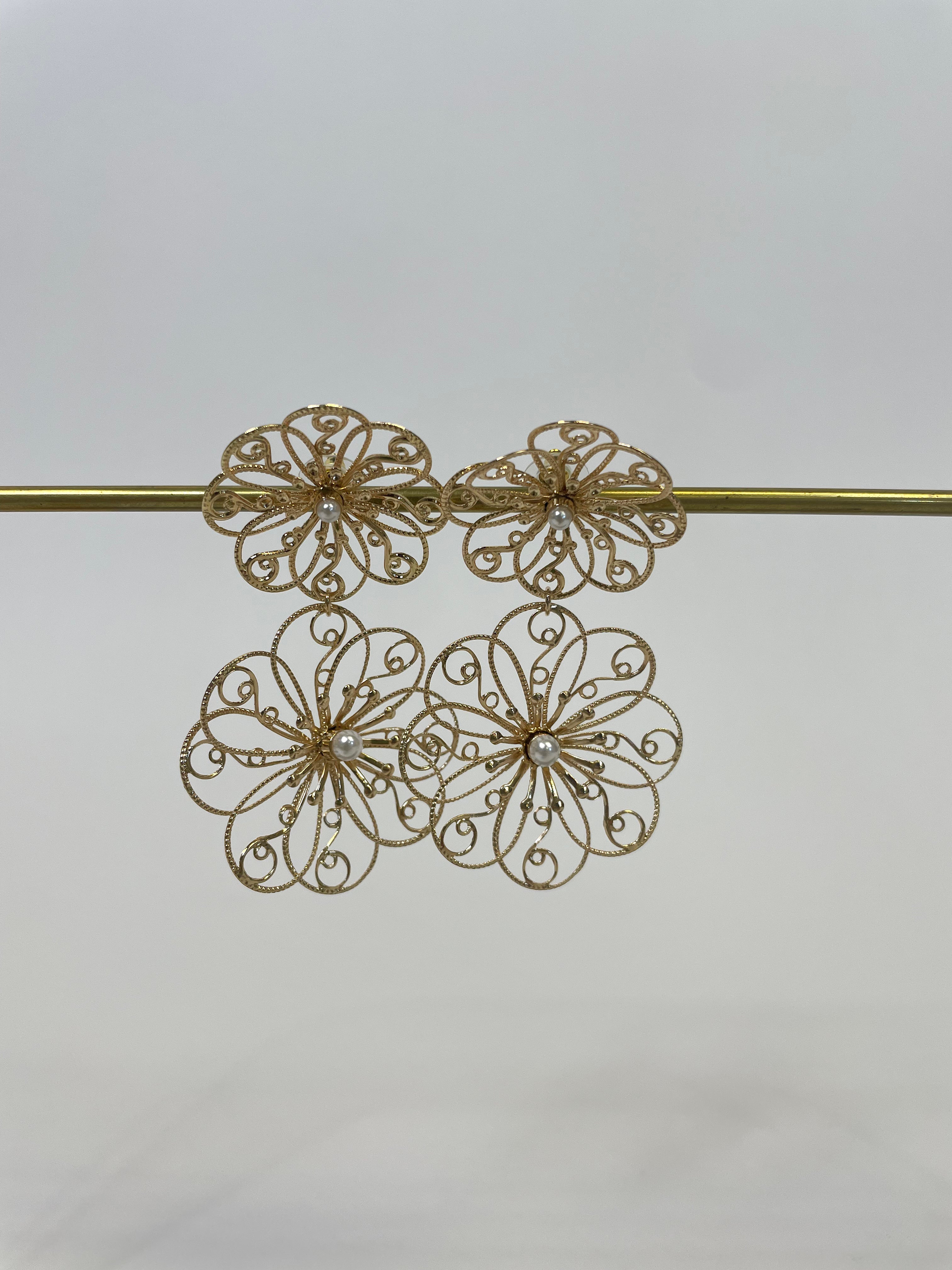 MILEY FLOWER EARRING