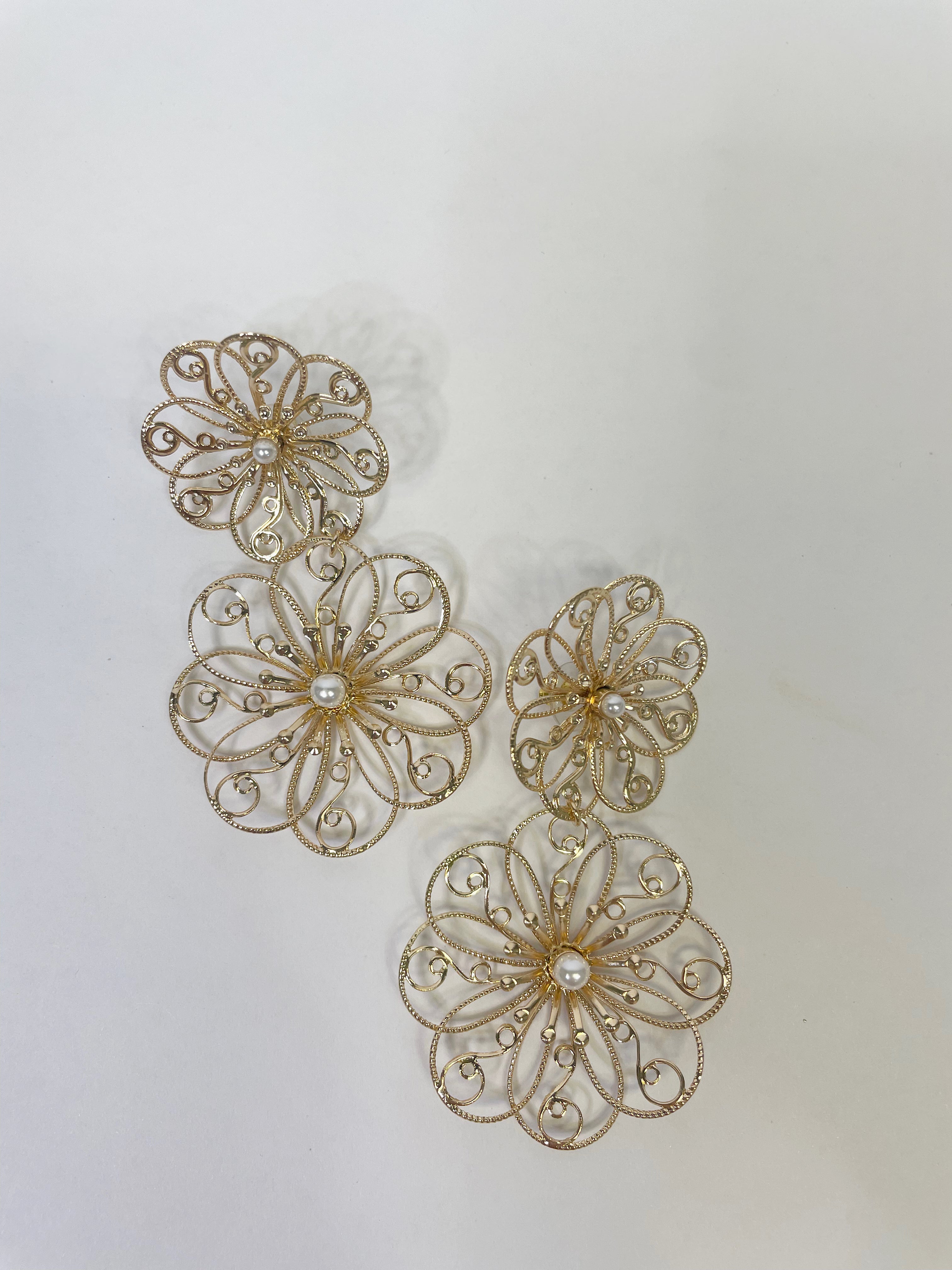 MILEY FLOWER EARRING